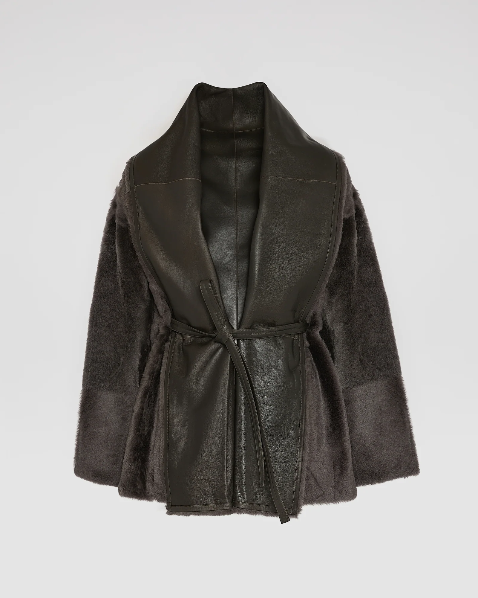 Veste longue drapée en peau lainée d'agneau - Image 7