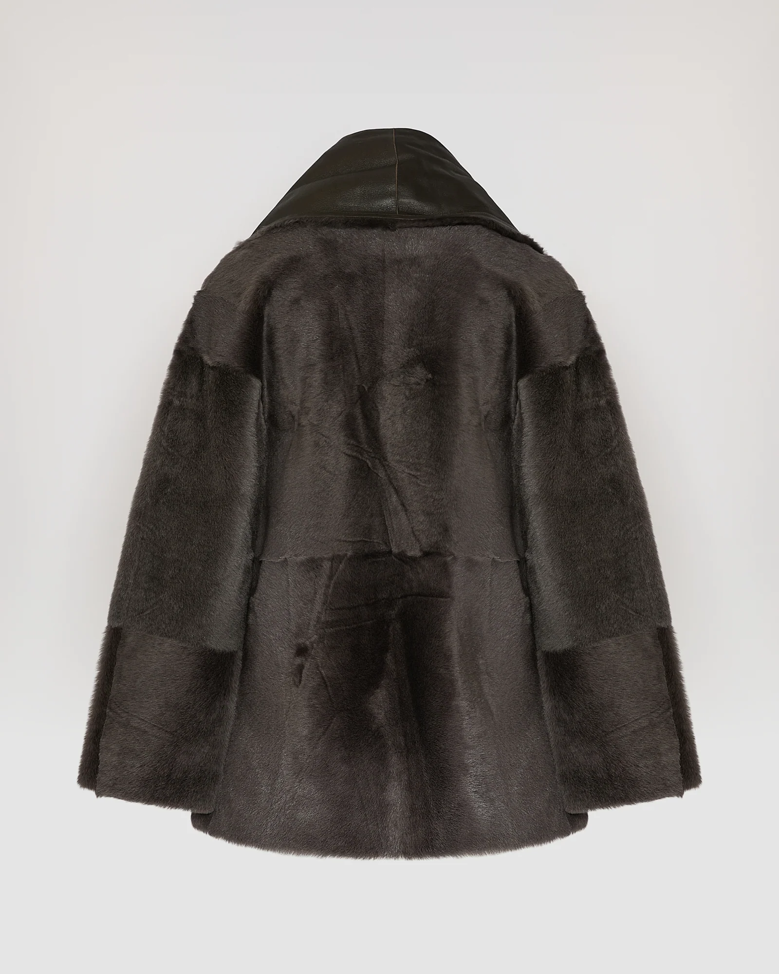 Veste longue drapée en peau lainée d'agneau - Image 8